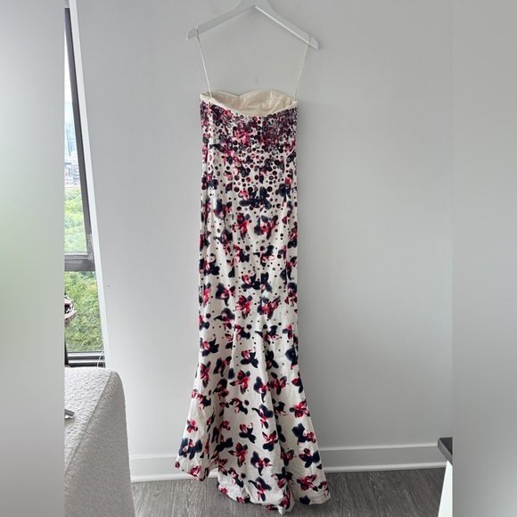 CAROLINA HERRERA Strapless Beaded Gown 4 - Picture 7 of 13